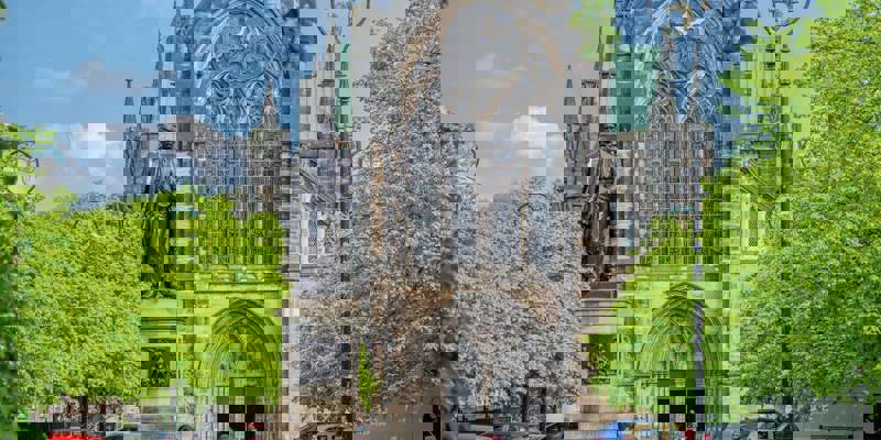 Glasgow Cathedral and the statue of David Livingstone surrounded by greenery. 