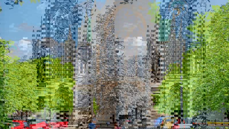 Glasgow Cathedral and the statue of David Livingstone surrounded by greenery. 